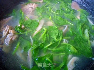 豌豆尖平菇排骨汤的做法步骤：3