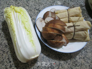 香菇面结煮娃娃菜的做法步骤：1