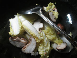 香菇面结煮娃娃菜的做法步骤：4