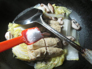 香菇面结煮娃娃菜的做法步骤：7