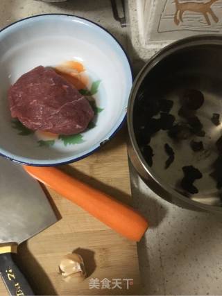 胡萝卜丝炒牛肉的做法步骤：1