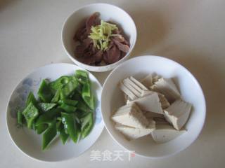 青椒鸭脯肉千叶豆腐的做法步骤：1