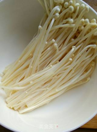 金针菇骨头汤的做法步骤：1