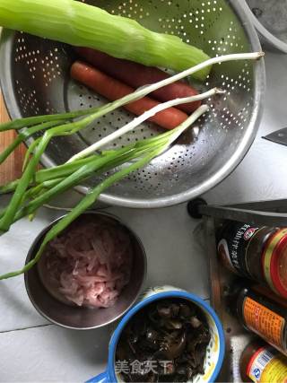 川式鱼香肉丝的做法步骤：1