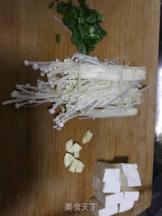 番茄金针菇炖双色嫩豆腐的做法步骤：2
