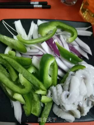 电饭煲版本的:八爪鱼炒时蔬的做法步骤：1