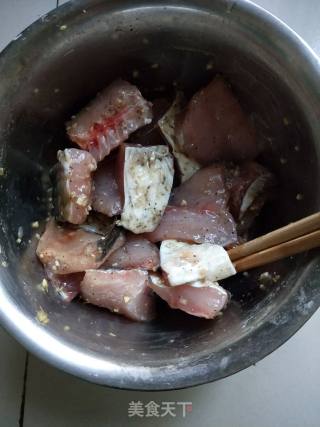 炸鱼块的做法步骤：1