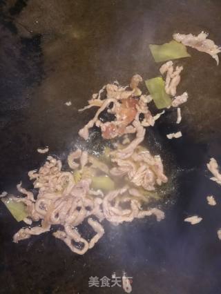 尖椒肉丝炒河粉的做法步骤：2