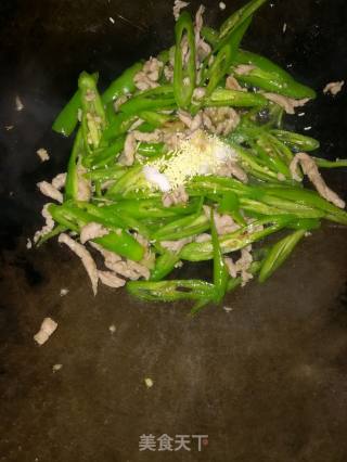 尖椒肉丝炒河粉的做法步骤：4