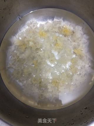 银耳莲子红枣汤的做法步骤：1