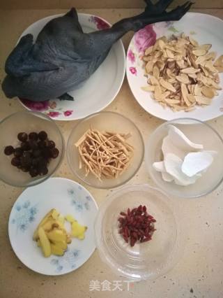 滋补乌骨鸡的做法步骤：1