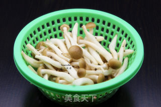 真姬菇皮蛋汤的做法步骤：2