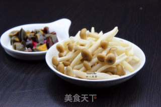 真姬菇皮蛋汤的做法步骤：3