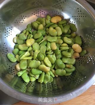 胡萝卜青椒炒蚕豆的做法步骤：1