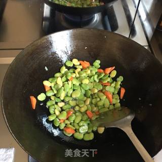 胡萝卜青椒炒蚕豆的做法步骤：4