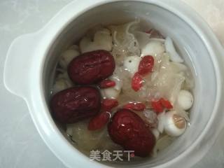 秋季滋阴润肺:银耳百合莲子羹的做法步骤：5