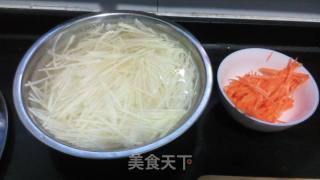 酸辣土豆丝的做法步骤：1