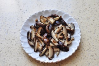 燕麦香菇鸡丁窝蛋粥的做法步骤：3