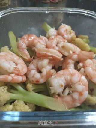 花菜虾仁的做法步骤：3