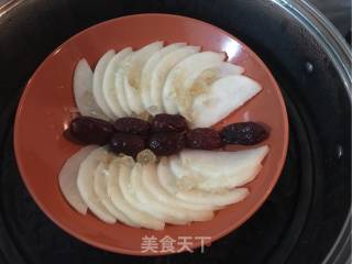 冰糖蒸雪梨的做法步骤：1
