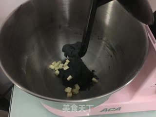 万圣节黑披萨的做法步骤：3