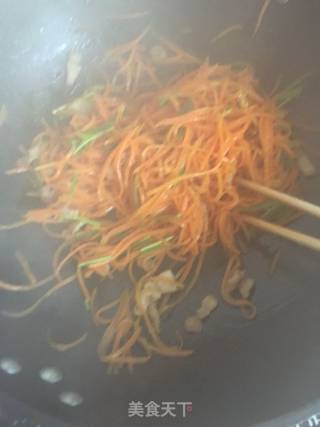 胡萝卜丝炒花肉的做法步骤：6
