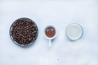 听名字就觉得很美的焦糖玛奇朵的做法步骤：1