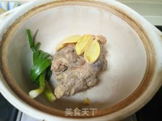 两人份的牛尾萝卜汤的做法步骤：3