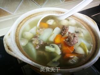 两人份的牛尾萝卜汤的做法步骤：6