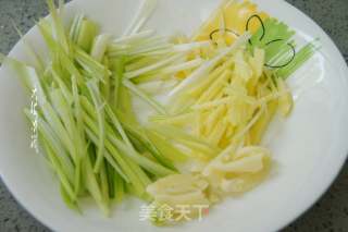 姜丝番茄虾的做法步骤：3