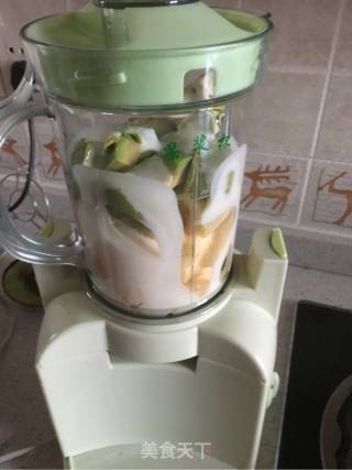 香蕉苹果牛油果奶昔的做法步骤：2