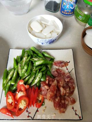杭椒年糕炒腊肠的做法步骤：2