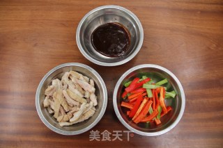 双椒肥肠的做法步骤：1