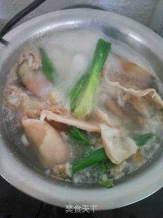 肉皮冻的做法步骤：1