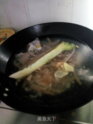 肉皮冻的做法步骤：2