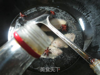 金针菇烧中翅的做法步骤：4