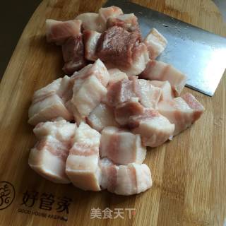 五花肉烧鹌鹑蛋的做法步骤：1