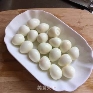 五花肉烧鹌鹑蛋的做法步骤：2