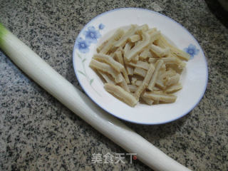 大葱炒牛肚的做法步骤：1