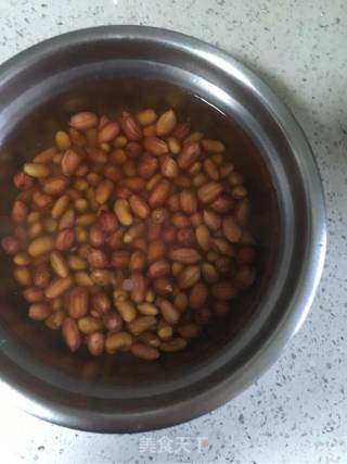 黄豆花生猪蹄汤的做法步骤：1