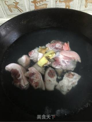 黄豆花生猪蹄汤的做法步骤：4