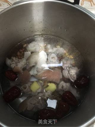 黄豆花生猪蹄汤的做法步骤：5