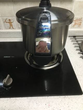 黄豆花生猪蹄汤的做法步骤：6