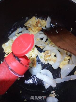 鸡蛋火腿炒洋葱的做法步骤：3