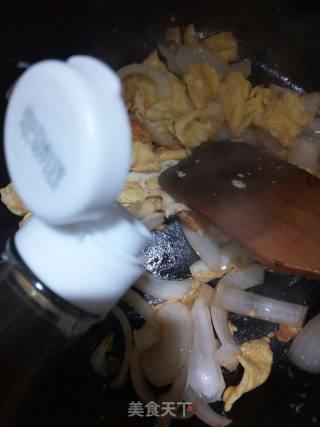 鸡蛋火腿炒洋葱的做法步骤：4
