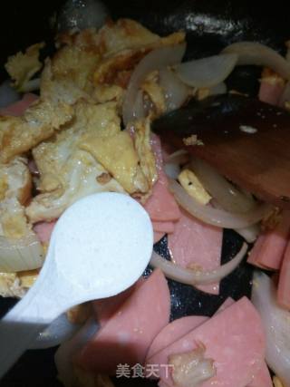 鸡蛋火腿炒洋葱的做法步骤：5