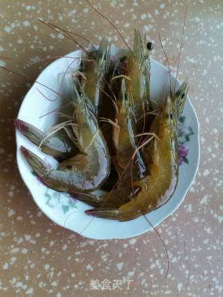 油焖虾的做法步骤：1