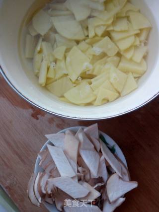 杏鲍菇炒土豆片的做法步骤：1