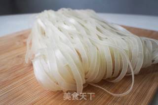 健康西式鸡胸肉炒河粉的做法步骤：1