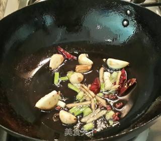 腊八蒜香炒猪耳的做法步骤：2